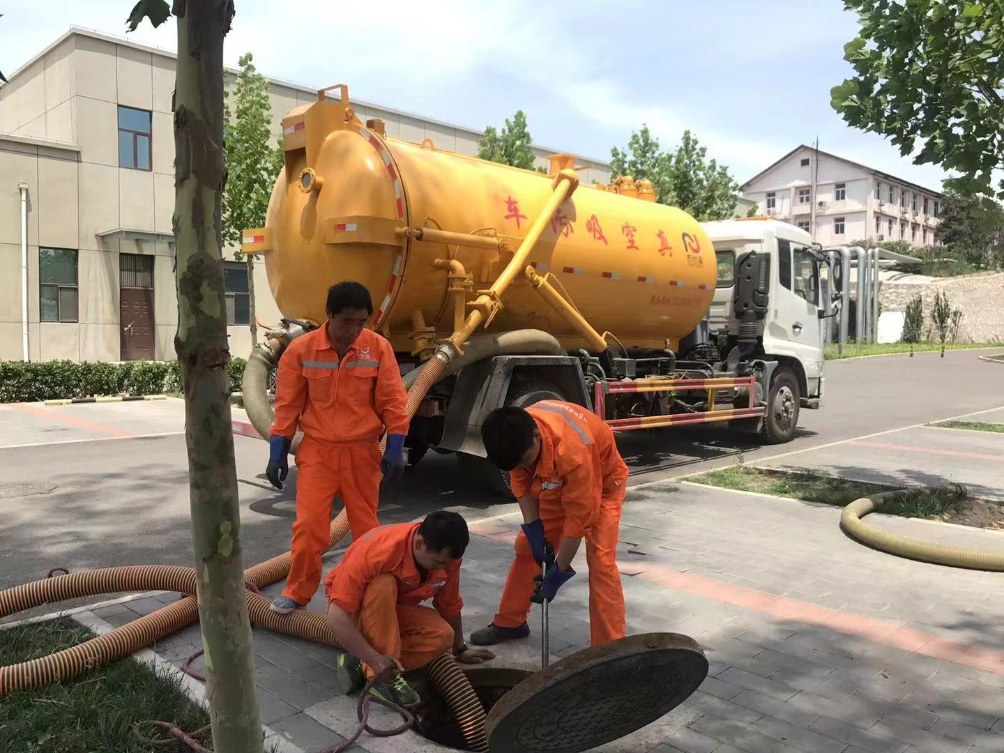 紫金管道疏通车停在窨井附近