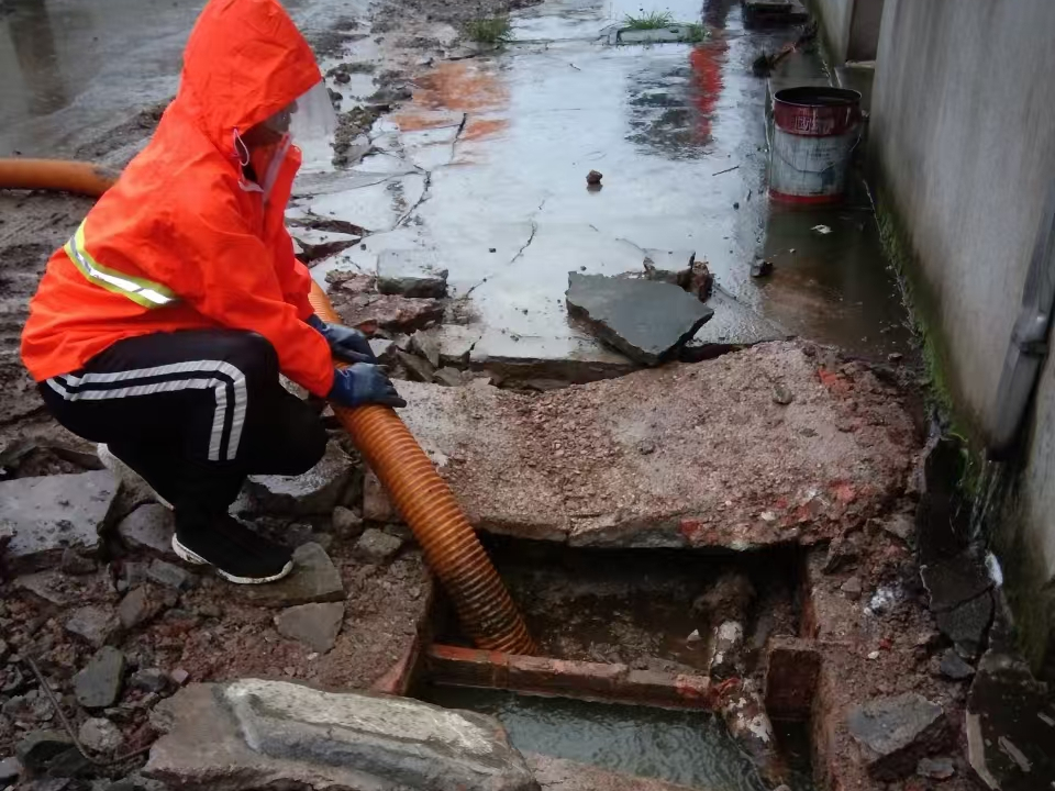 紫金专业清理污水池 炜誉市政以规范流程守护城市 “肠道”