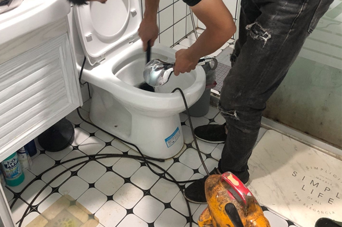 紫金马桶堵塞自己疏通还是找师傅?专业上门服务让你省时更省心